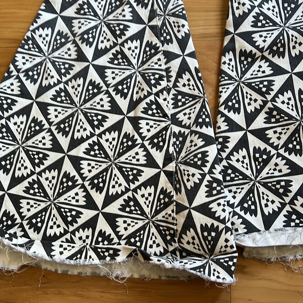 Like NEW FREE PEOPLE Float On Flare Jeans Black White Print US 25 (UK 4) - Picture 5 of 8